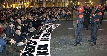 Policja rozpędziła demonstrację zwolenników ETA