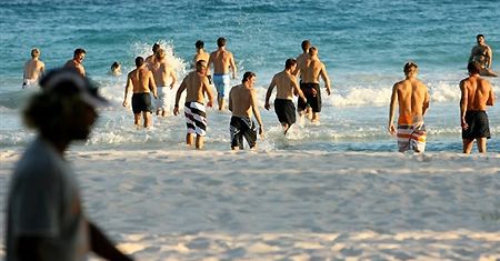 Spacerując po plaży natknęli się na... ludzką stopę!