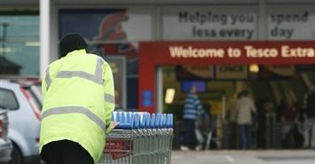 Polacy wrócili na Wyspy i kupują polskie towary w Tesco