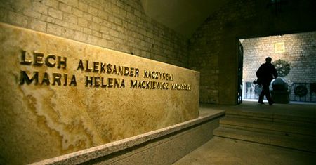 Montaż sarkofagu Prezydenckiej Pary zakończony o 8.56