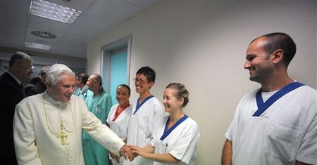 Papież Benedykt XVI oswaja się z gipsem