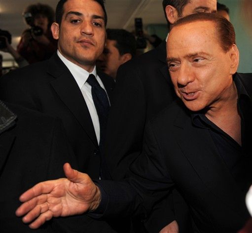 Berlusconi pocałował Kadafiego w rękę