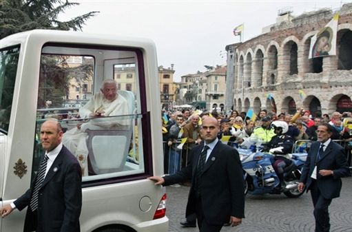 Policja zatrzymała fałszywe papamobile z "papieżem"