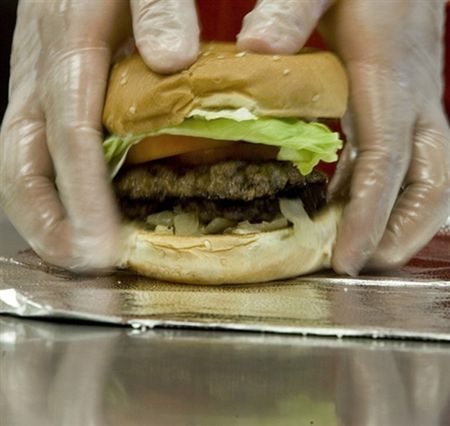 Aresztował pracownicę McDonalda za słonego hamburgera