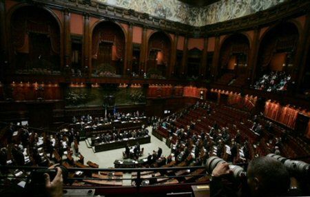 Asystenci deputowanych wyrzuceni z włoskiego parlamentu