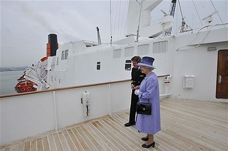 Królowa Elżbieta II pożegnała "Queen Elizabeth 2"