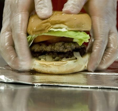 Aresztował pracownicę McDonalda za słonego hamburgera