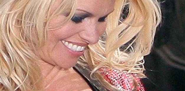 Pamela pokazała nagą pierś - FOTO