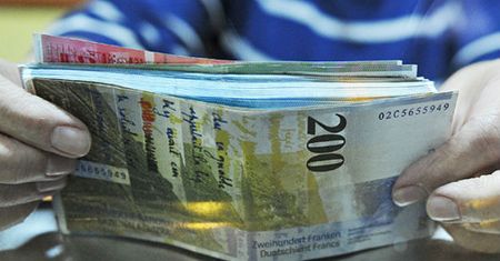 Kurs franka spada. Ile kosztuje przewalutowanie kredytu?