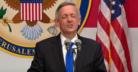 Mówił, że "Hitler był częścią boskiego planu". Teraz wygłosił modlitwę przed ambasadą w Jerozolimie
