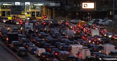 Chaos w porcie w Dover: pasażerowie znoszą długie opóźnienia podczas wielkanocnego wyjazdu do Francji”