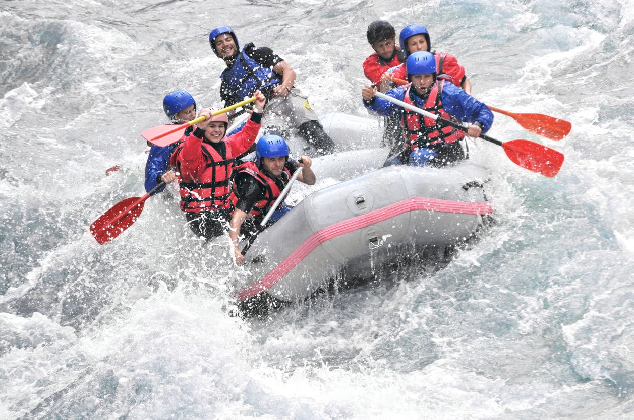 Rafting to spływ rzeką dla miłośników ekstremalnych atrakcji.