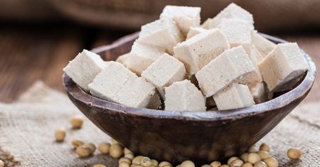To nie twaróg, ani feta. Powinni go jednak jeść seniorzy, bo zawiera mnóstwo białka