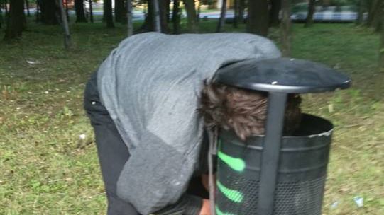 Głowa mężczyzny utknęła w śmietniku