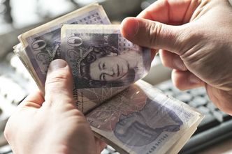 Funt najmocniejszy od listopada. Grosze dzielą od okrągłych 5 zł