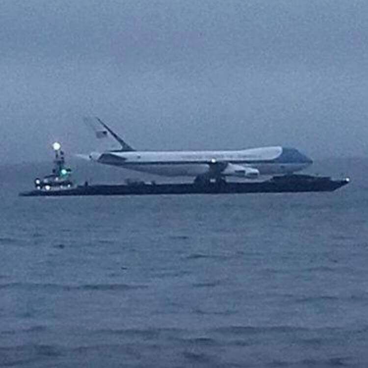 Boeing 747-200 Air Force One przyłapany na barce. Wybrał się na kilkudniowy rejs