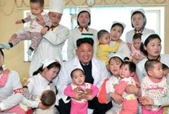 Kim Dzong Un pozuje z dziećmi