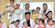 Kim Dzong Un pozuje z dziećmi