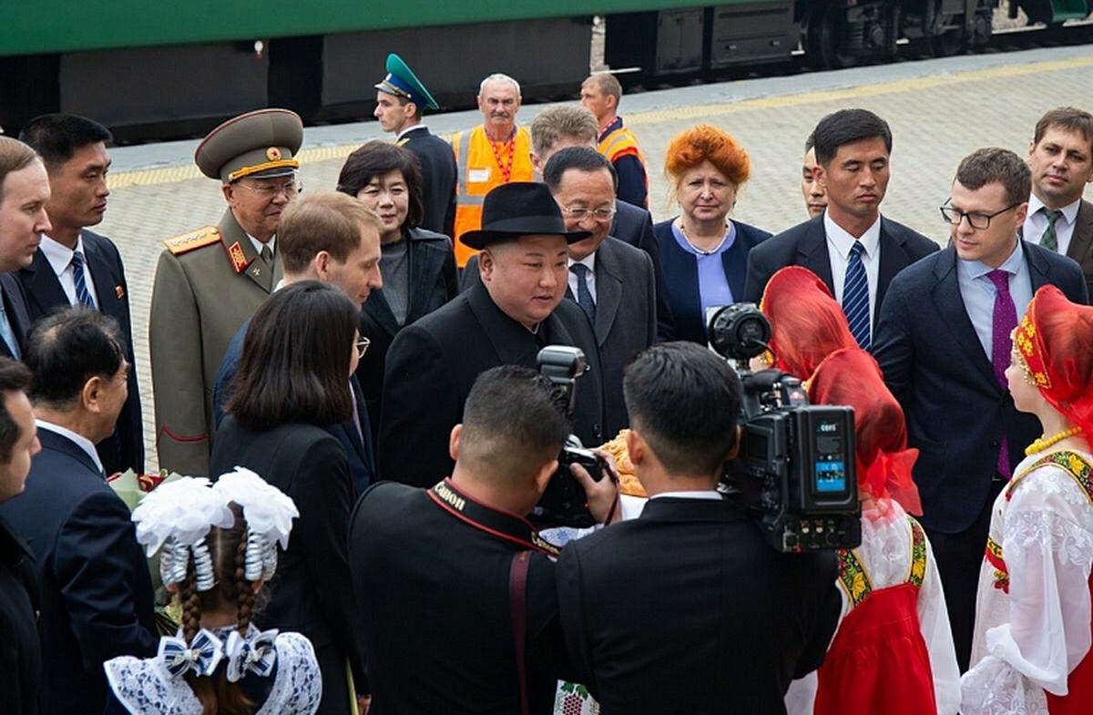 Kim Dzong Un przyjechał do Rosji. Witali go chlebem i solą