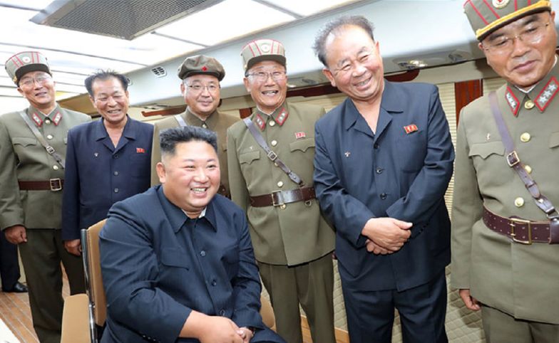 Korea Północna. Kim Dzong Un użył broni rakietowej. Potem szeroko się uśmiechnął