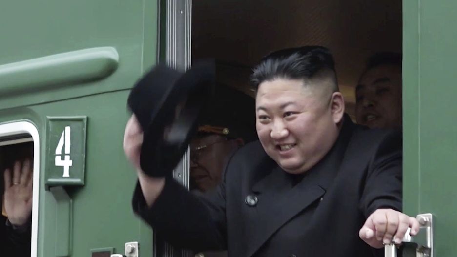 Kim Dzong Un wysiada z pociągu pancernego w Rosji