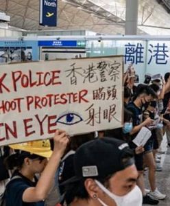 Demonstranci na lotnisku w Hongkongu. Sparaliżowali pracę portu