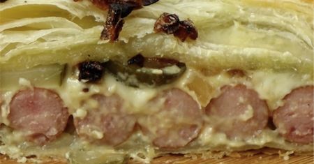 Kiełbaski w cieście francuskim z musztardą, serem, ogórkiem i cebulką