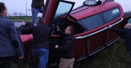 Na ich oczach samochód wpadł do rowu. Policjanci po służbie i świadkowie pomogli poszkodowanym