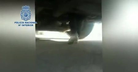 Nielegalny imigrant chowa się pod podwoziem autokaru