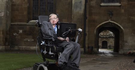 Hawking spocznie między Newtonem i Darwinem