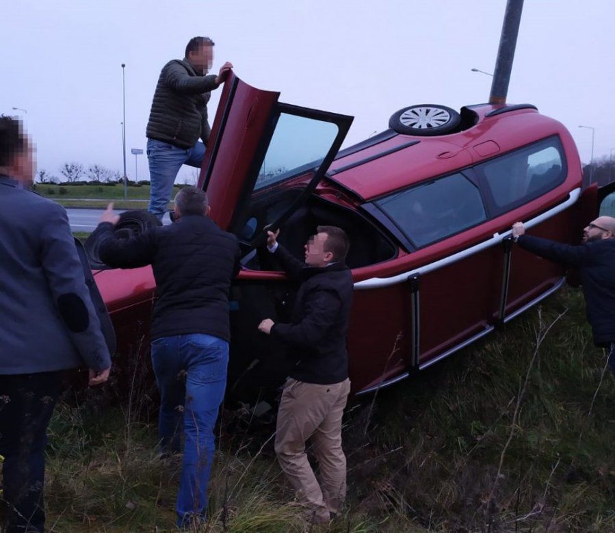 Na ich oczach samochód wpadł do rowu. Policjanci po służbie i świadkowie pomogli poszkodowanym