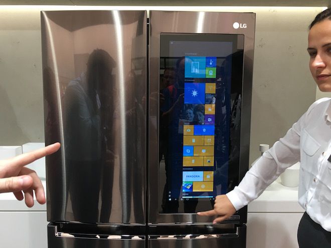 IFA 2016: Inteligentna lodówka z wbudowanym wielkim tabletem z Windows 10