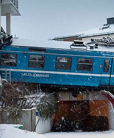 Pociąg wbił się w dom w Sztokholmie