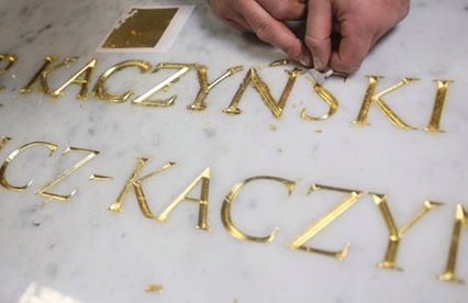 Nowy sarkofag Lecha i Marii Kaczyńskich na Wawelu