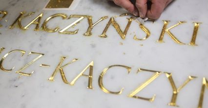 Nowy sarkofag Lecha i Marii Kaczyńskich na Wawelu