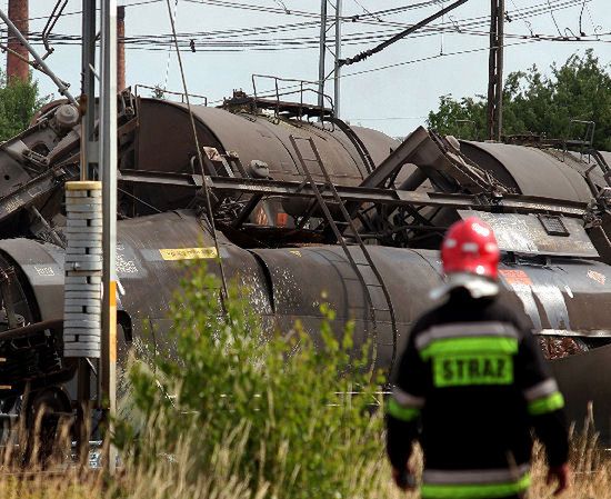 Wykoleił się pociąg towarowy, wypłynęło 60 ton siarki