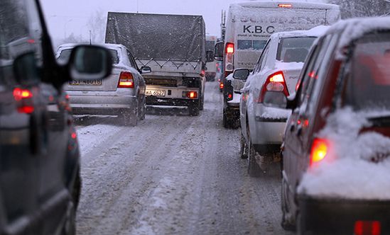 Mróz odpuścił, ale znów chwyci - na drogach ślisko