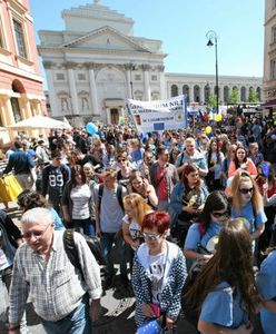 Trwają trzy duże marsze w Warszawie. KOD i opozycja, Ruch Narodowy oraz Parada Schumana