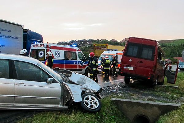 Wypadek w Michałowicach. Samochód osobowy zderzył się z busem