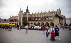Będzie mniejszy chaos na Rynku Głównym? Zaczyna się "sprzątanie" w centrum Krakowa
