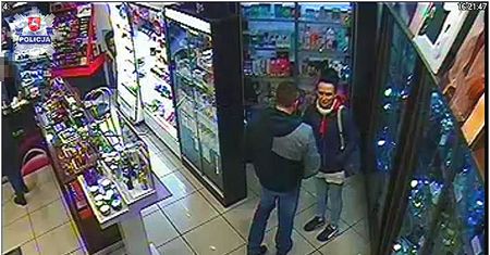 Lublin: odwrócili uwagę ekspedientki i ukradli utarg perfumerii. Policja prosi o pomoc