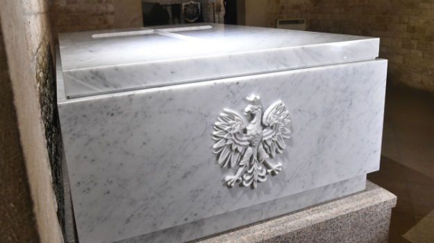 Nowy sarkofag Lecha i Marii Kaczyńskich w krypcie pod Wieżą Srebrnych Dzwonów na Wawelu