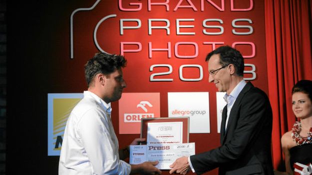 Wojciech Grzędziński podczas uroczystej gali Grand Press Photo 201