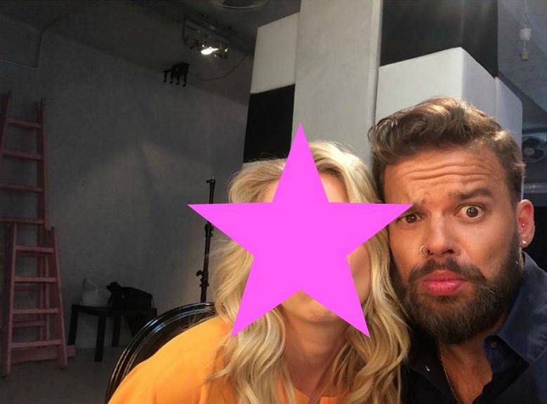 Michał Piróg zrobił sobie selfie z piękną blondynką. To nie jest ani Joanna Krupa ani Doda