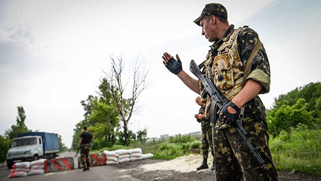 Dobropole. 35-tysięczne miasto w obwodzie donieckim. Ostoja ukraińskiego patriotyzmu w tym regionie. Miasto z proukraińskimi władzami i mieszkańcami, którzy nie godzą się na rebelię, która zmienia oblicze wschodniej części kraju. Na rogatkach miasta punkt kontrolny ukraińskiej armii. Obsadzony przez żołnierzy, którzy niedawno zostali wcieleni do wojska.