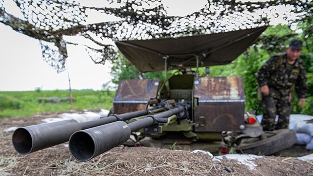 Dobropole. 35-tysięczne miasto w obwodzie donieckim. Ostoja ukraińskiego patriotyzmu w tym regionie. Miasto z proukraińskimi władzami i mieszkańcami, którzy nie godzą się na rebelię, która zmienia oblicze wschodniej części kraju. Na rogatkach miasta punkt kontrolny ukraińskiej armii. Obsadzony przez żołnierzy, którzy niedawno zostali wcieleni do wojska.