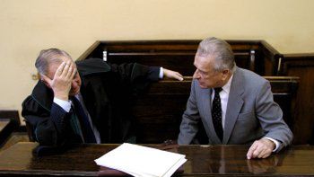 Mec. Jacek Wasilewski (L) i Czesław Kiszczak na sali sądowej