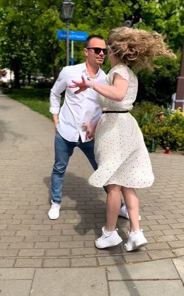 Marcin Hakiel tańczy z partnerką na ulicy