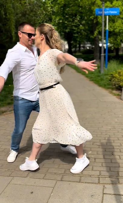 Marcin Hakiel tańczy z partnerką na ulicy