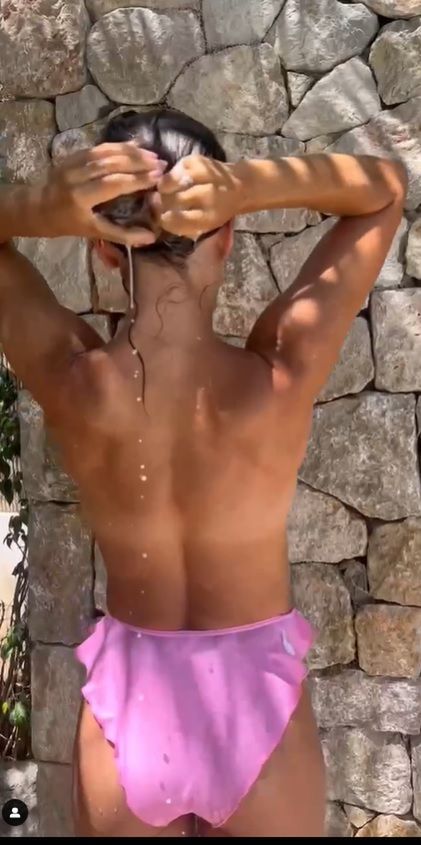 Anna Lewandowska topless pod prysznicem